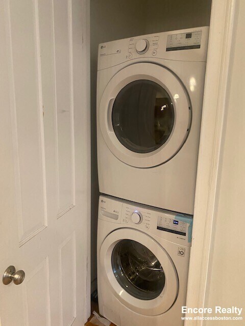 Building Photo - 1089 Beacon St