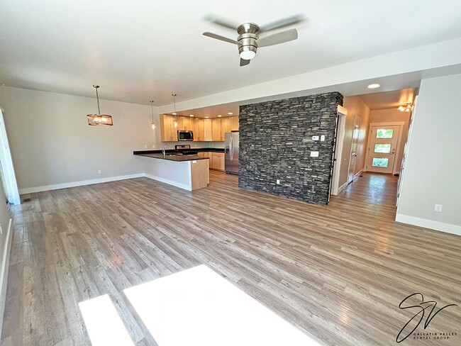 Building Photo - Three Bedroom Townhome with AC, Fenced Yard