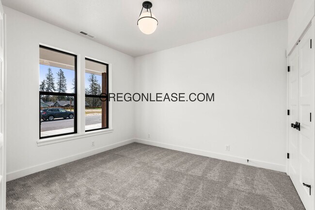 Building Photo - Gorgeous New Construction in Brand New Veneta Subdivision