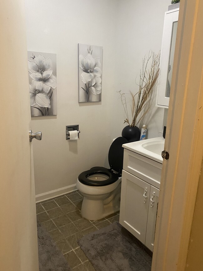 Building Photo - 458 Skokie Ln