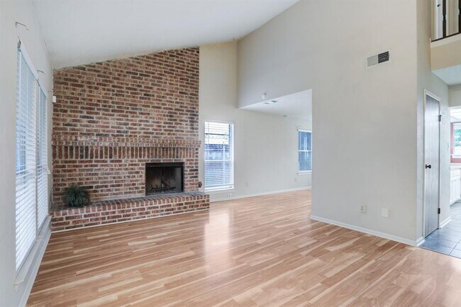 Building Photo - 15219 Silverman St