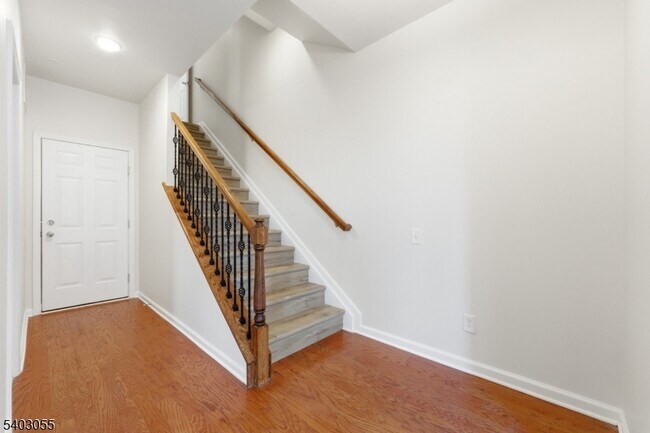 Building Photo - 6 Bond St