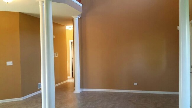 Building Photo - 10999 Manhattan Dr