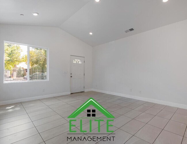 Building Photo - Charming 3-Bedroom, 2-Bath Home in Prime S...