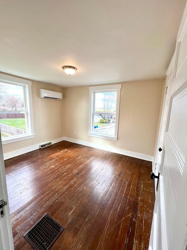 Building Photo - Spacious 3BR Home with Large Yard, Private Driveway & Storage