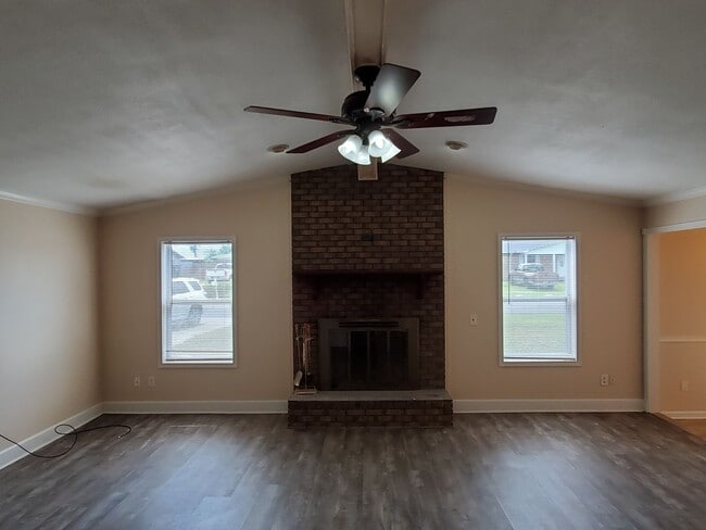 Building Photo - For Lease - Spacious 3 BR|1 BA Home, 10 Mi...