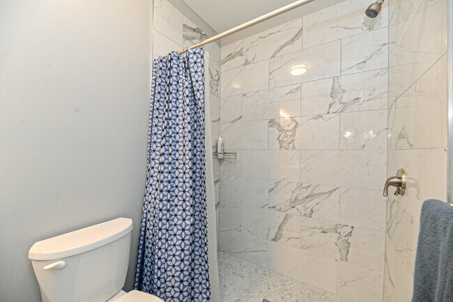 Building Photo - Gorgeous 2 bedroom very spacious condo at the Riviera