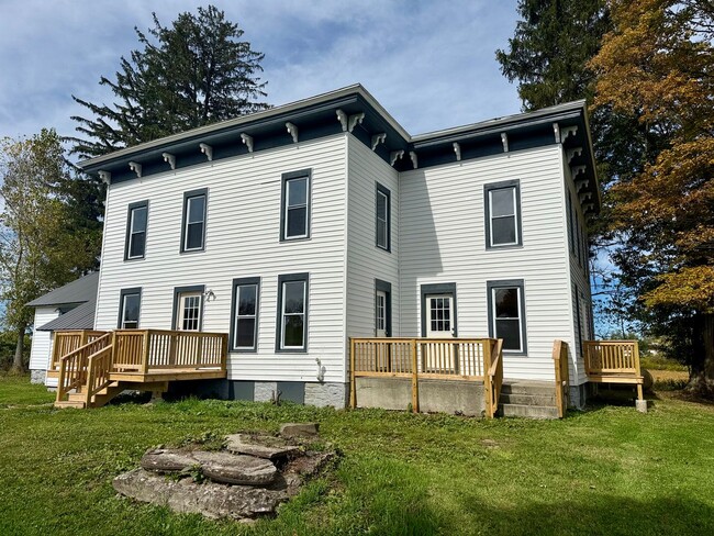 Building Photo - Amazing Remodeled Farm Home