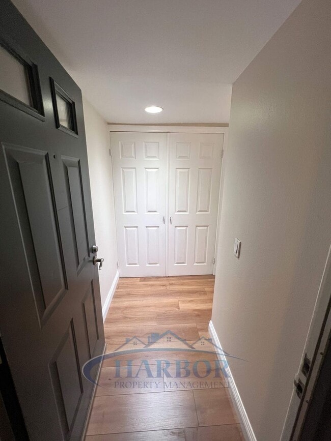 Building Photo - Spacious 2 Bedroom 1 Bathroom Upstairs Condo
