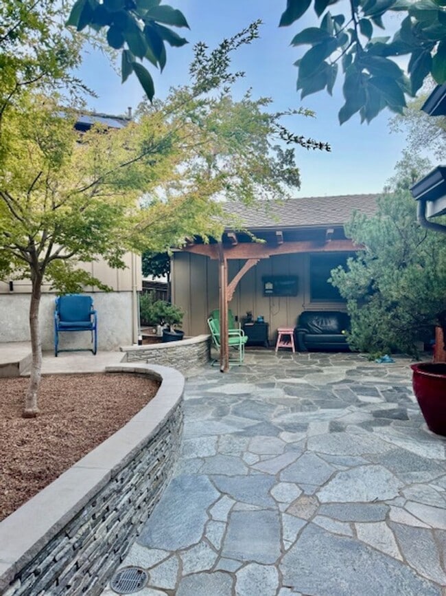 Building Photo - Immaculate Designer Furnished Studio in Co...