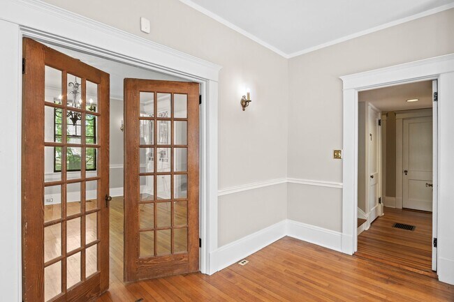 Building Photo - Historic Home in Wake Forest!