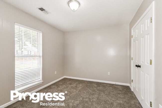 Building Photo - 7792 Sarah Ann Dr S