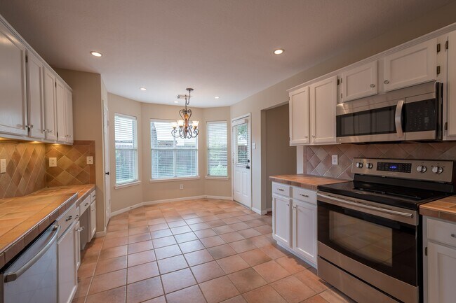 Building Photo - 16015 Lausanne Dr