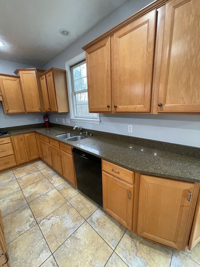 Building Photo - Beautiful custom built 5 bed 4 bath home with finished basement ready for you to move-in!