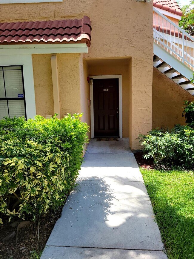 Building Photo - 10500 SW 155th Ct