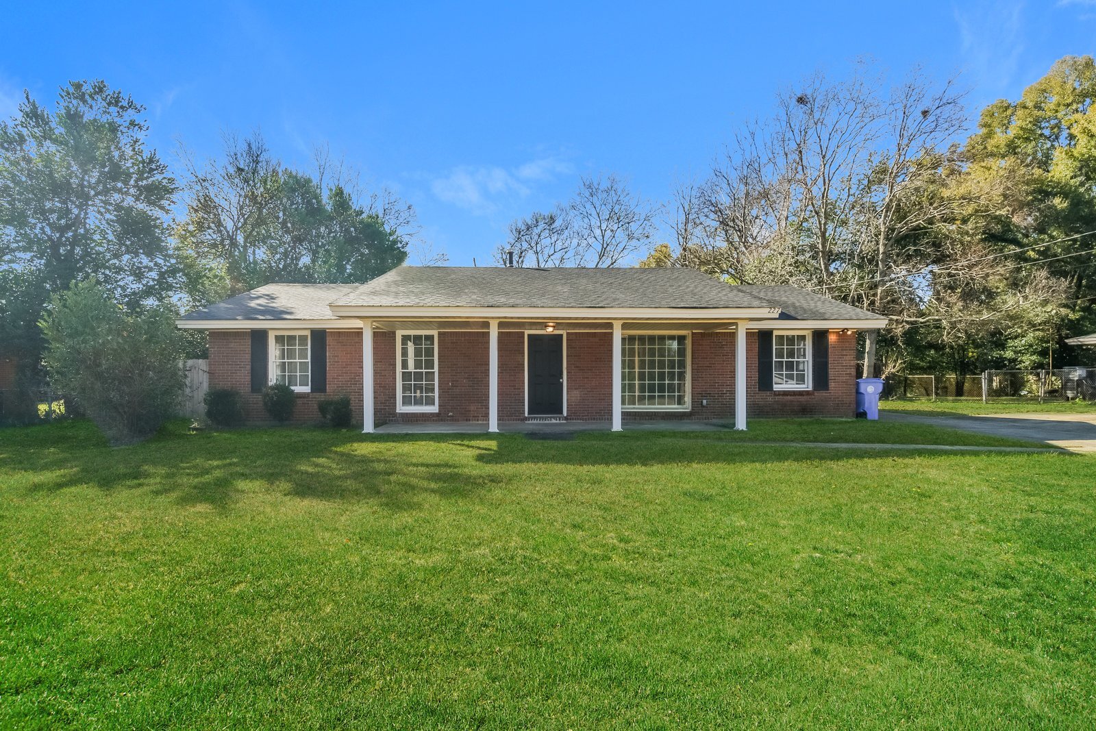 Building Photo - 227 Marian Dr