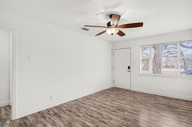 Building Photo - 2211 Barbell Ln