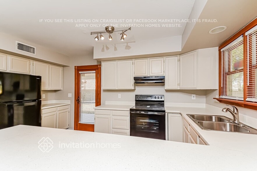 Building Photo - 5439 W North Ln