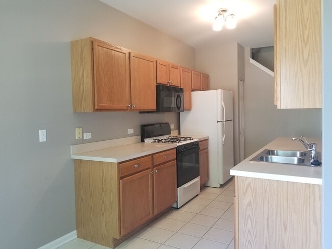 Building Photo - Aurora Two Bed Two Story Townhome
