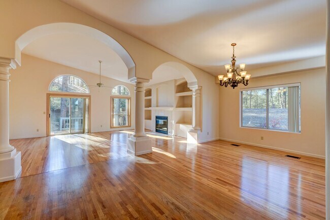 Building Photo - Spacious 3 Bed, 3 Bath Home in Hidden Valley Ranch!