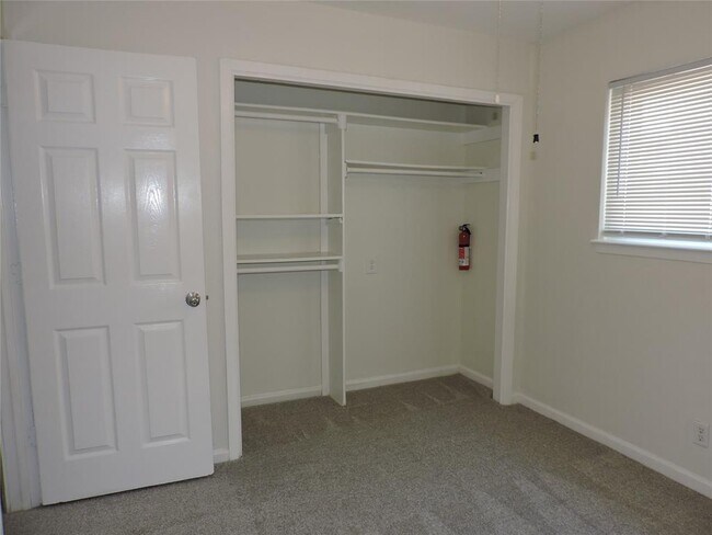 Building Photo - 1625 Chippeway Ln