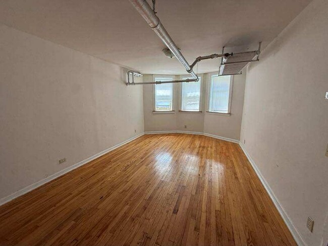 Building Photo - 7407 N Damen Ave