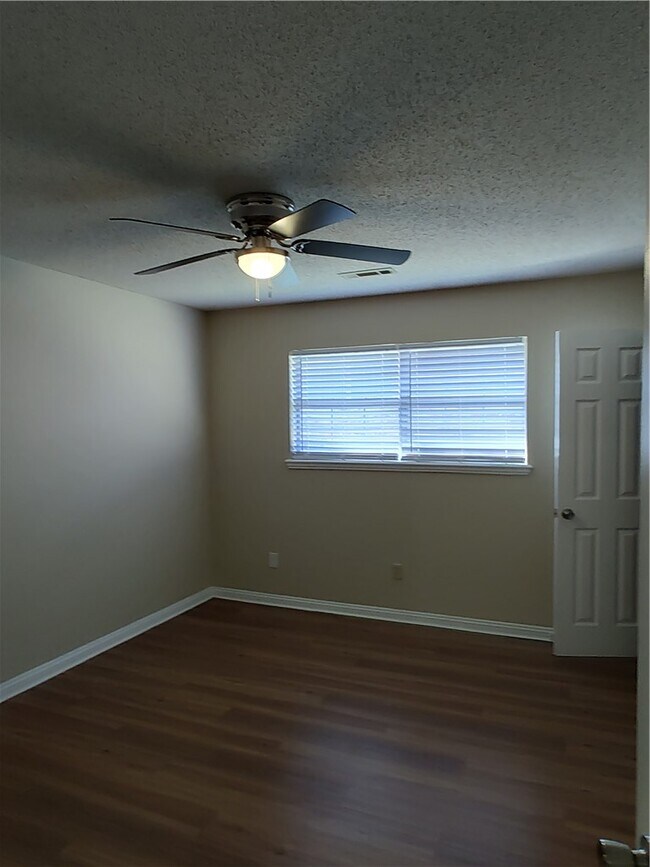 Building Photo - 218 Fox Run Pl