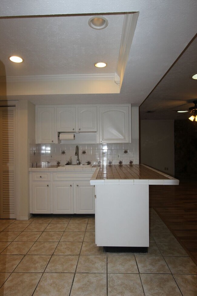 Building Photo - 4 Bedroom/2 Bath/2 Car Garage