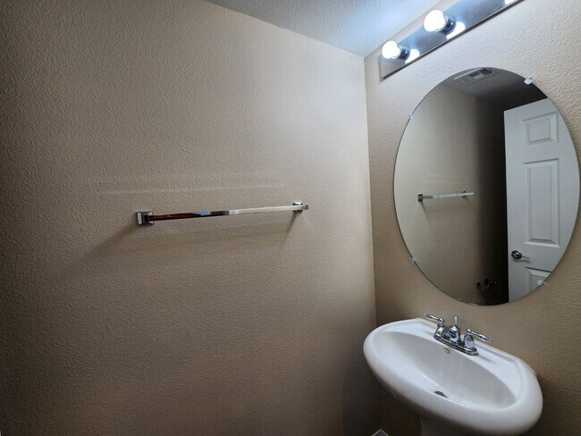 Building Photo - Lovely 3-Bedroom Home in a cul-de-sac