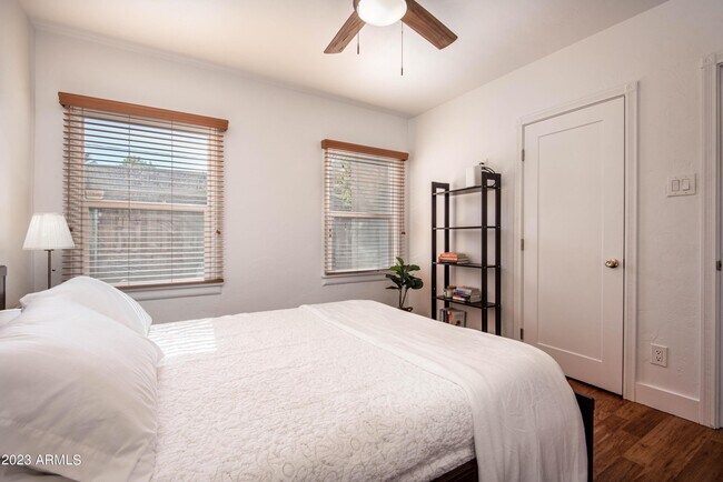 Building Photo - 1301 W Glenrosa Ave