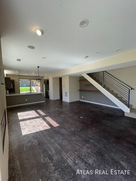 Building Photo - 3359 Mariposa St