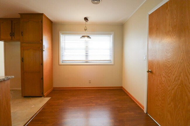 Building Photo - 3 Bed Mid-Town Beaut! Available for Immedi...