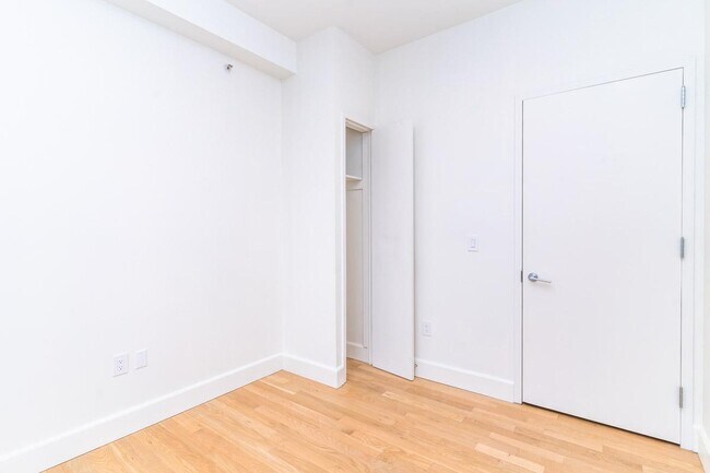 Building Photo - 487 Keap St