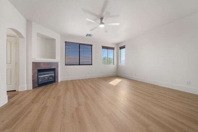 Building Photo - Beautifully Updated 4-Bedroom Home with 3-...