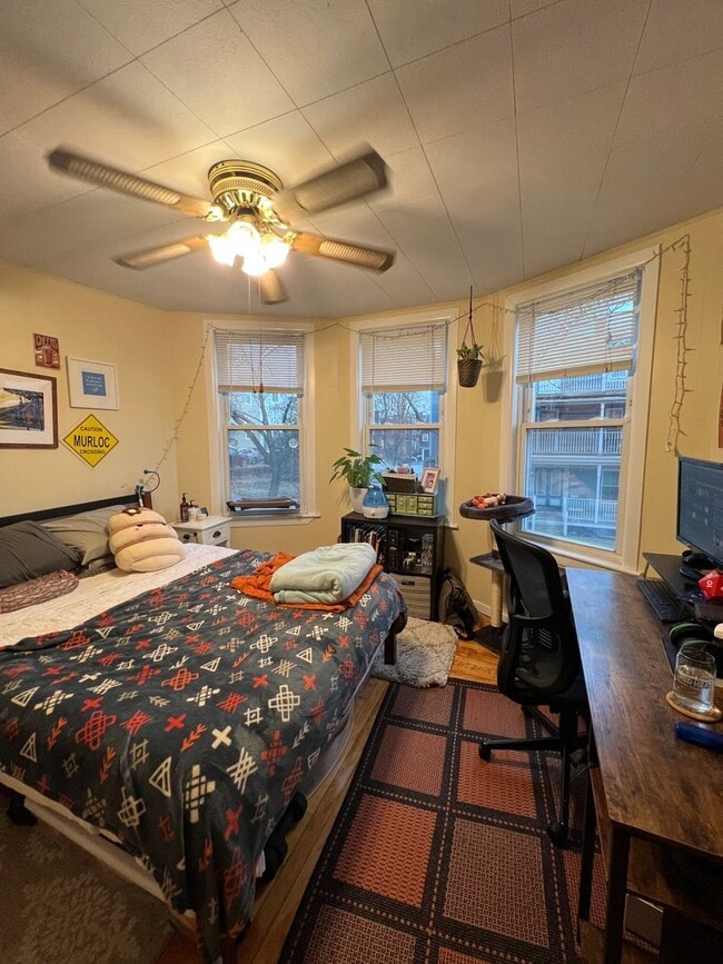 Building Photo - 9/1 Top floor 4BR/3BA on Somerville/Camb line!