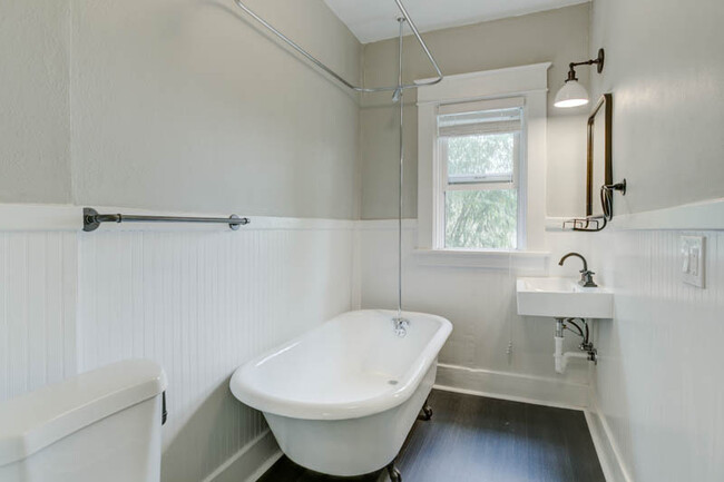 Building Photo - St. Johns: Gorgeous Renovated Studio Ready...