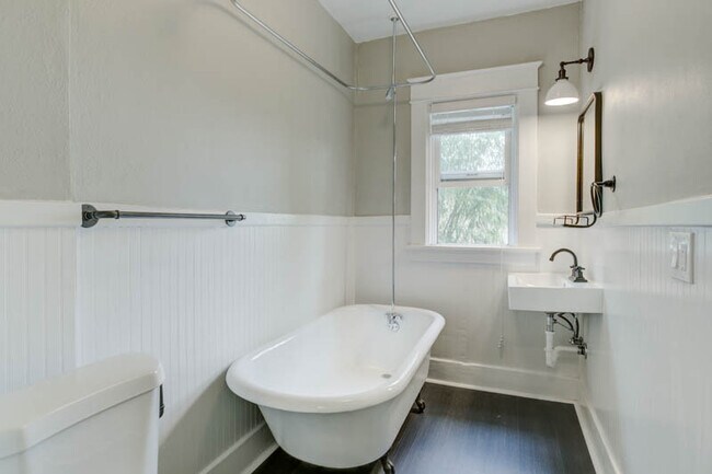 Building Photo - St. Johns Gorgeous Renovated Top Floor Studio