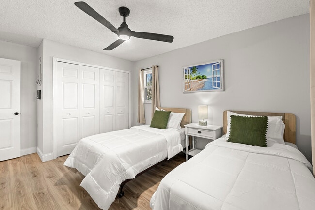 Building Photo - 762 SE River Ln