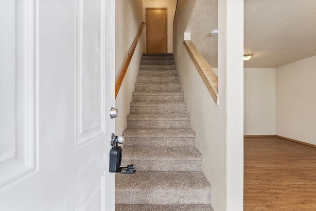 Building Photo - Spacious 2-Bedroom Townhome in SE Portland