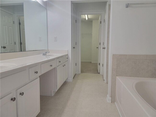 Building Photo - 2448 Fairlie Dr