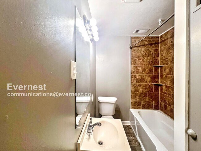 Building Photo - 3 Bed, 1 Bath Home with Great Comforts / C...