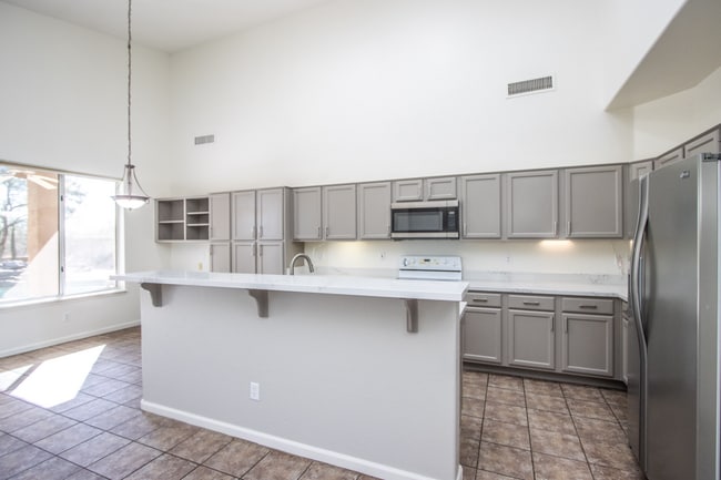 Building Photo - 4BR Total Remodel