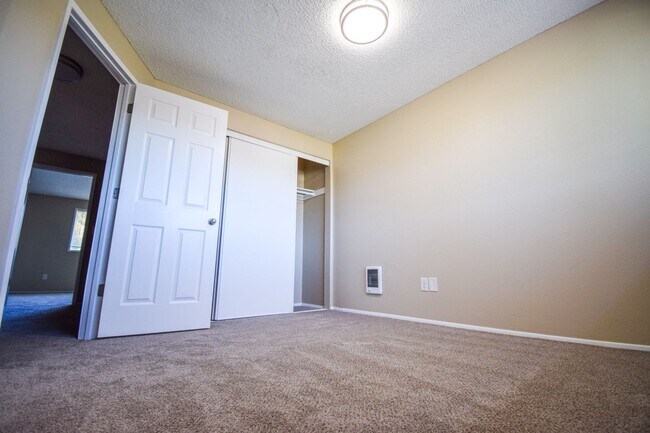 Building Photo - Spacious 2 bedroom 1.5 bath Town house Apa...