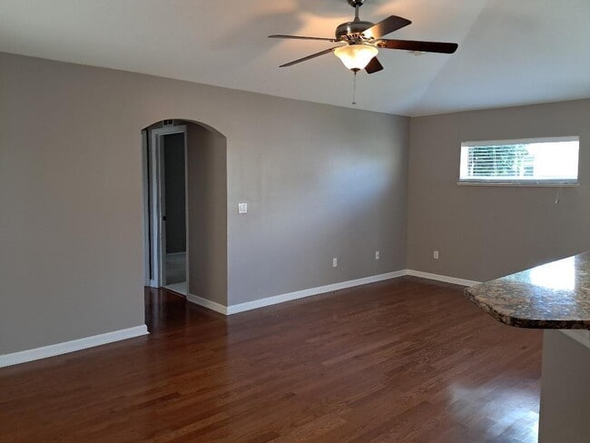 Building Photo - 242 SW Amesbury Ave