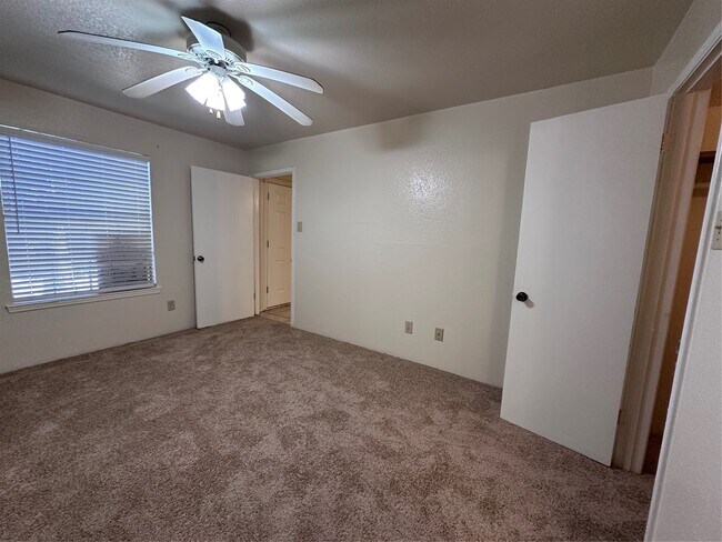 Building Photo - 9797 Leawood Blvd