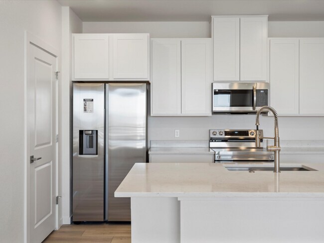 Building Photo - 6153 N Ceylon St