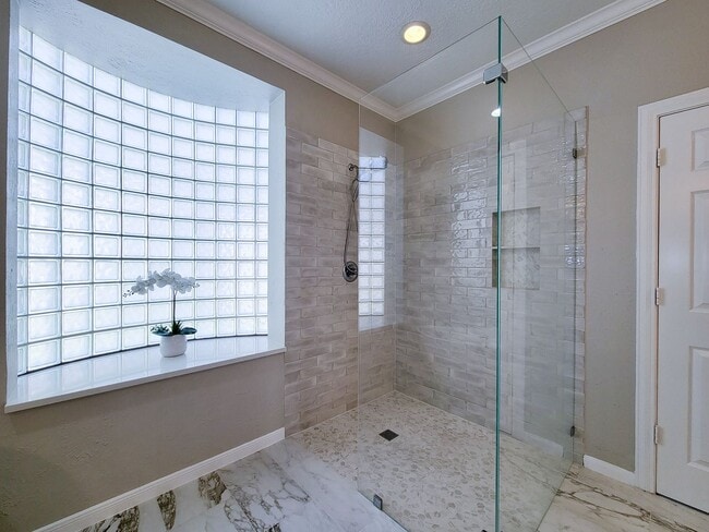 Building Photo - Beautifully designed waterfront property w...