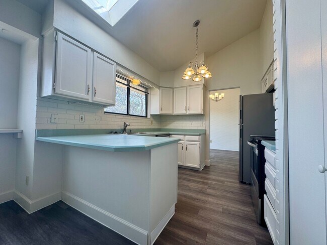 Building Photo - Beautiful 5 bedroom 2.5 bathroom home available NOW!!!