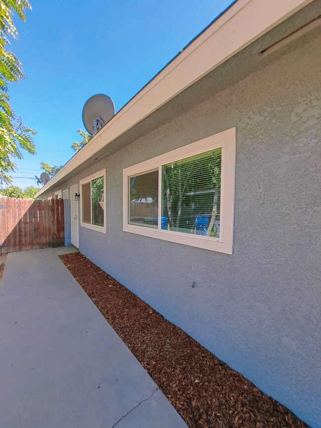 Building Photo - 2221 S Poppy Ave