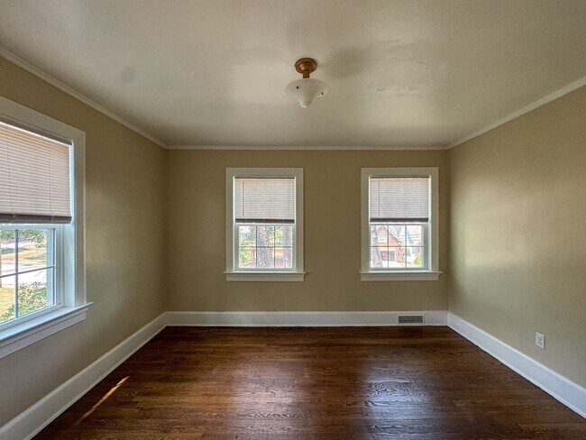 Building Photo - 512 1/2 Westmont Drive